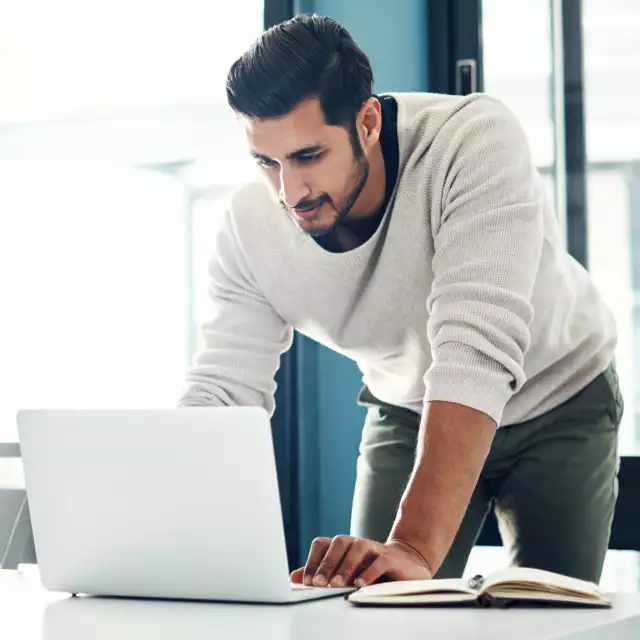 Man using Conga Grid on laptop