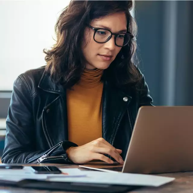 conga-woman-on-laptop-streamline-documents