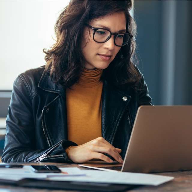 conga-woman-on-laptop-streamline-documents