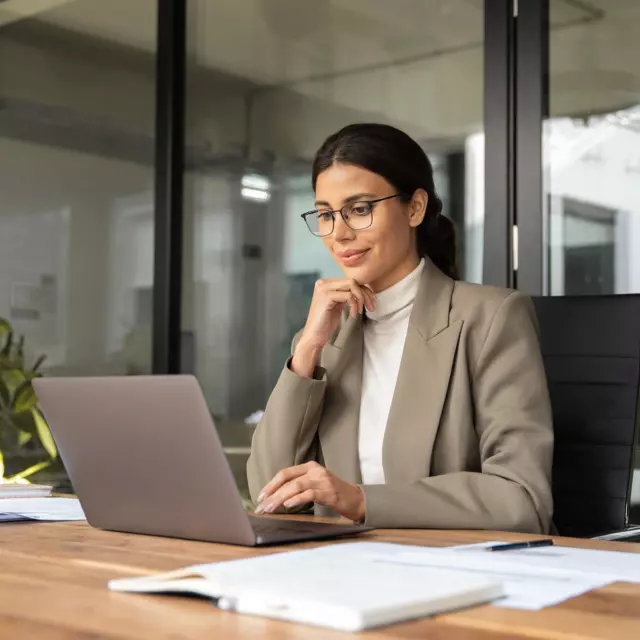 Sales professional analyzing the best AI-powered CPQ solutions.